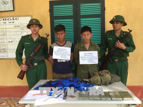 Hai thanh niên 9X vận chuyển 5 bánh heroin và 26.800 viên ma túy ảnh 1